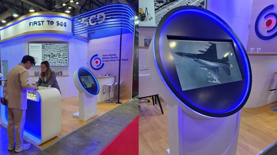 SCD exhibition display - A circular screen installation at the exhibition stand.